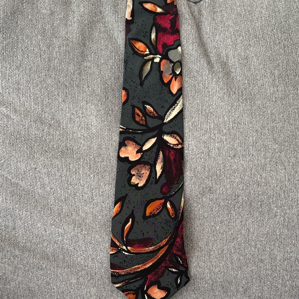 Elegant Floral Tie in Black and Orange